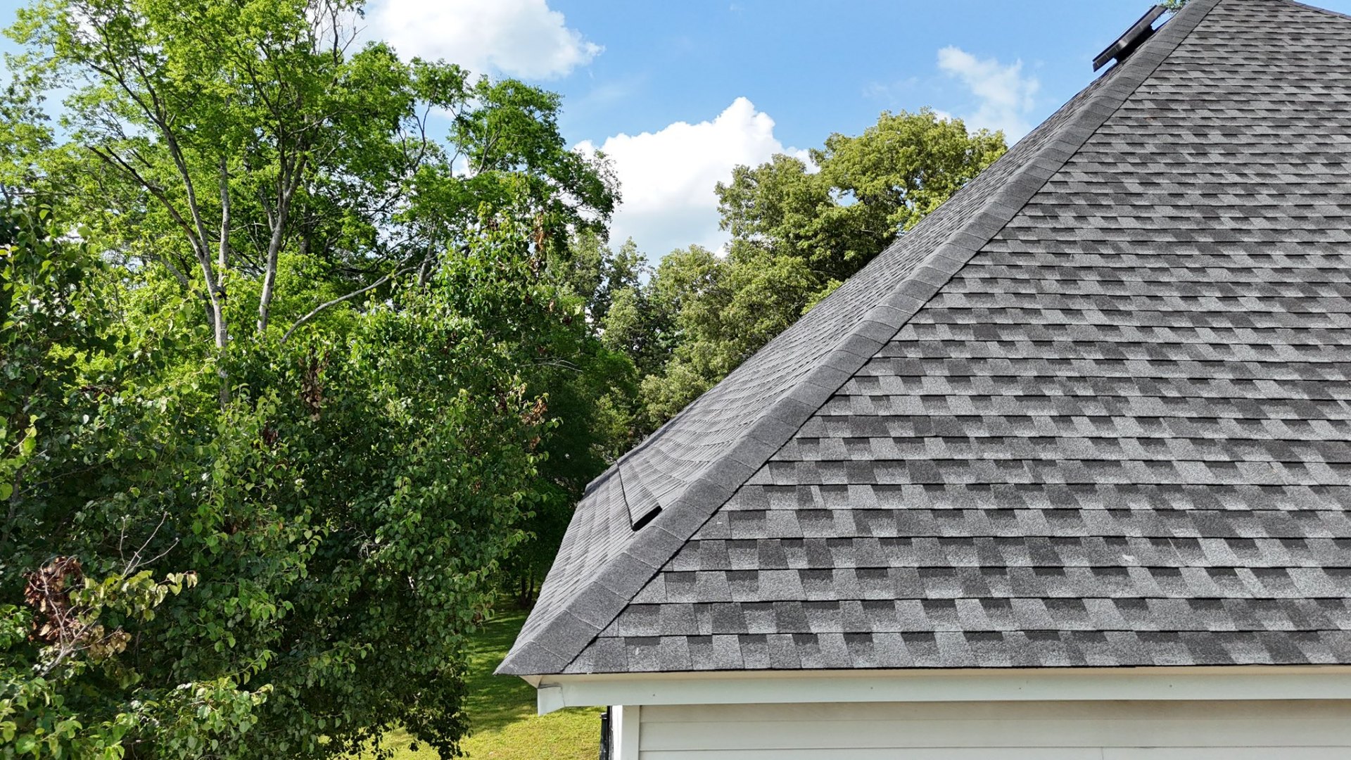 Close-up of GAF underlayment, drip edge and starter shingles being installed on a North Mississippi roof